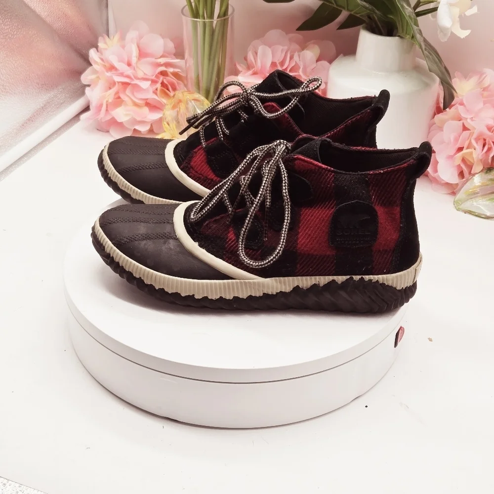 Sorel Women's Out N About Plaid Lace Up Rain Booties Size 8.5